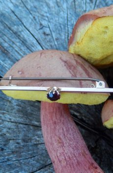 Garnet Brooch in 9ct