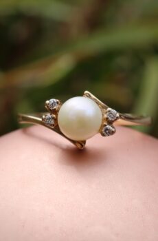 Pearl and Crystal Ring in 9ct Gold